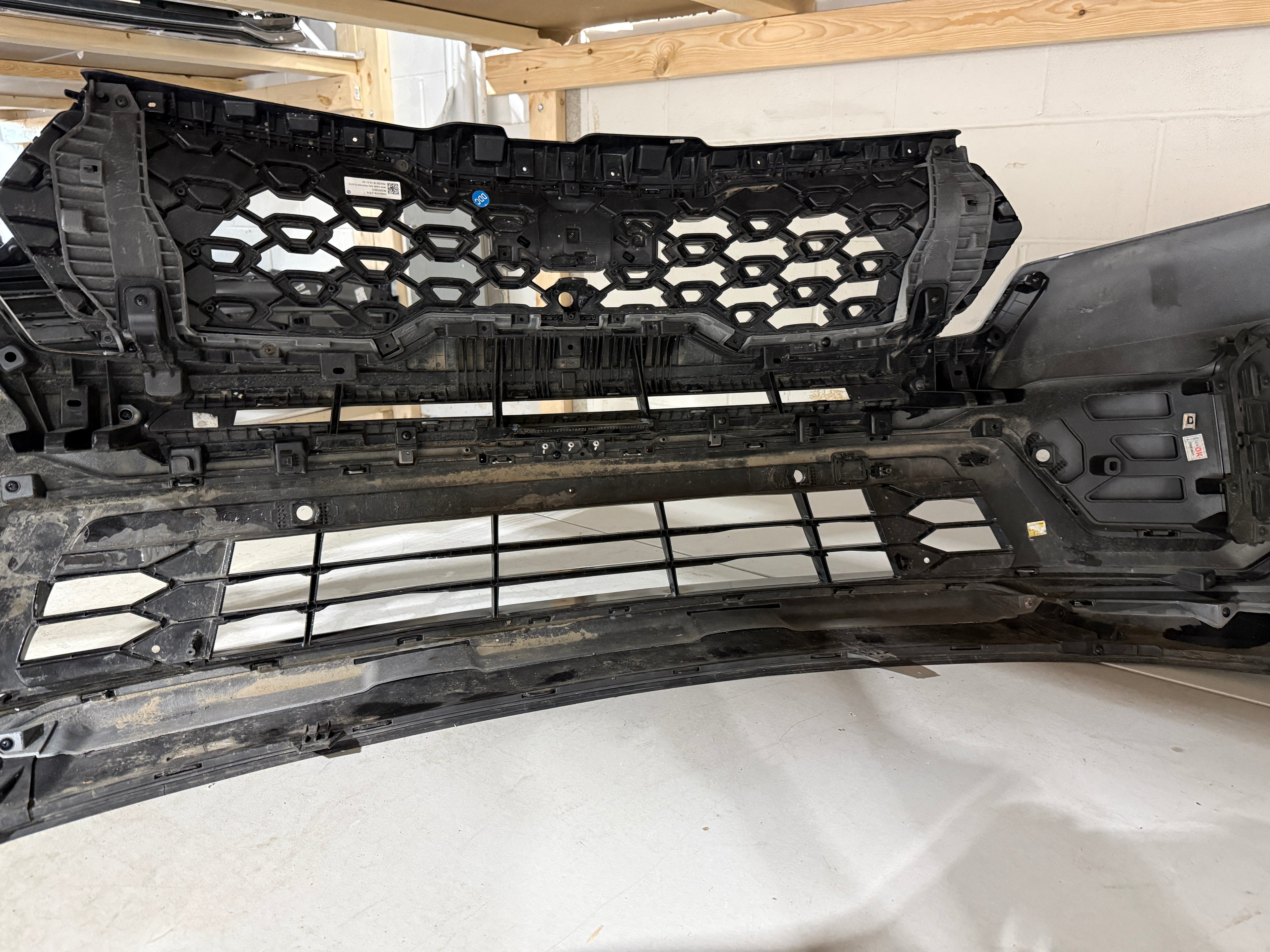 2021, 2022, 2023 KIA Sorento Front Bumper Assembly (Camera + Sensors)