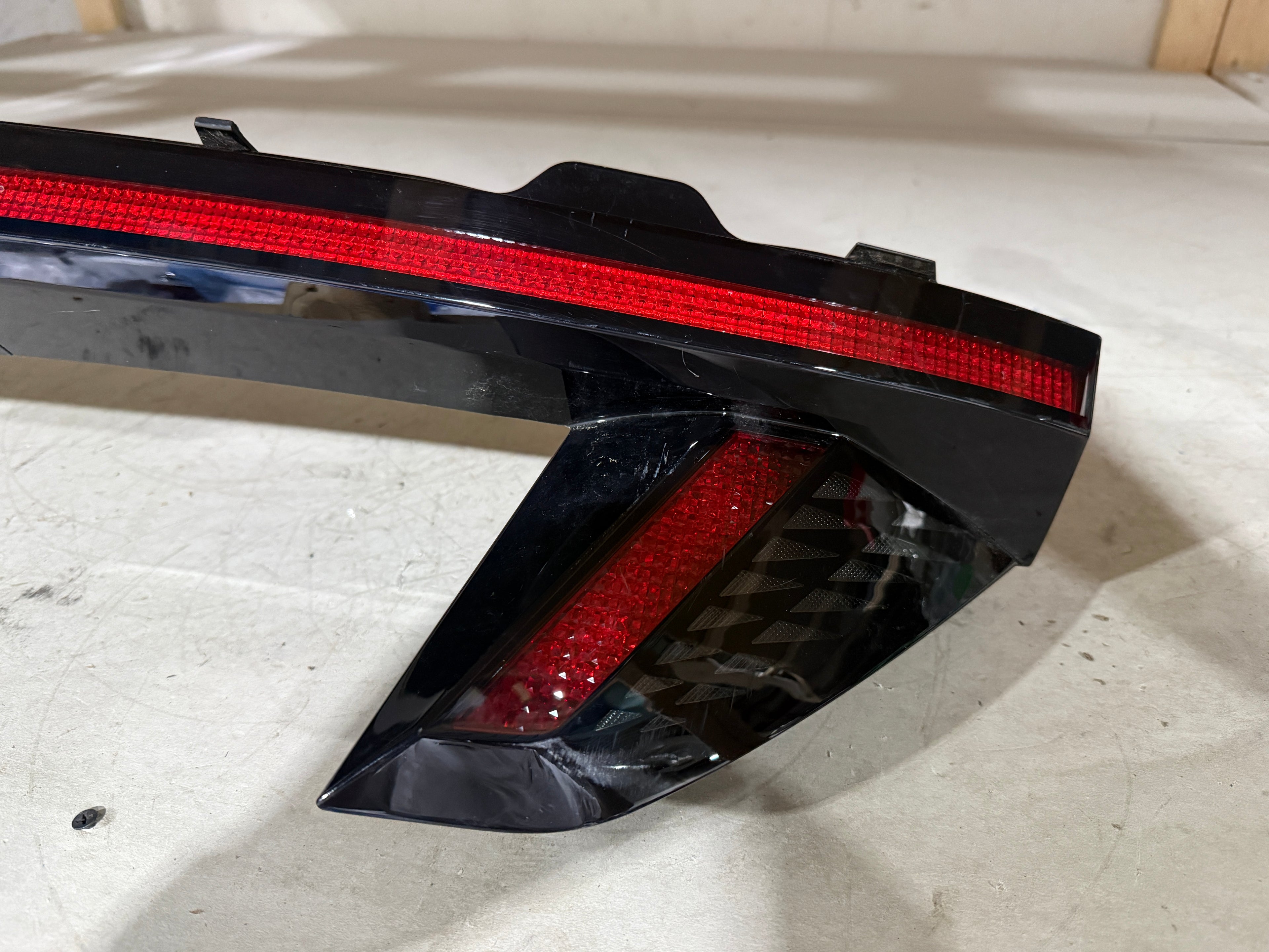 2022, 2023, 2024 Hyundai  Tucson Trunk Mounted Centre 3rd Break Light (Tail-Light) (Camera and License Plate Lights Included)