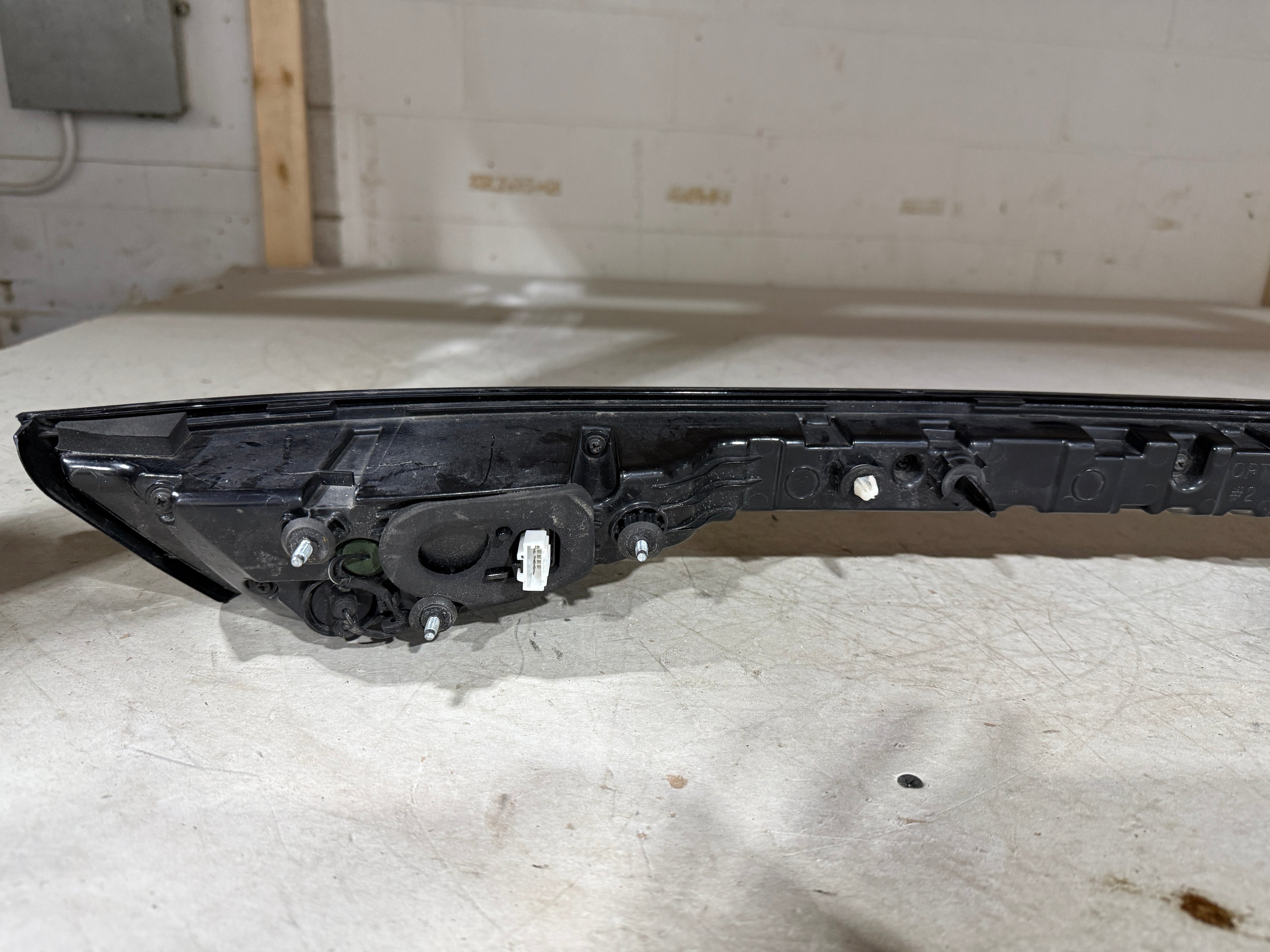 2021, 2022, 2023 Hyundai  Elantra  Trunk Mounted Centre 3rd Break Light (Tail-Light) Middle